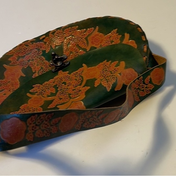 Handmade Hand Tooled Green, Red, and Caramel Leather Purse - Picture 4 of 8